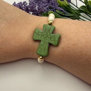 New Artisan Made Green Cross Stretch Bracelet 7"